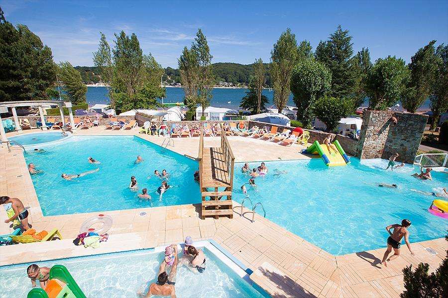 Vacances en camping avec lac et piscine : lequel choisir ?